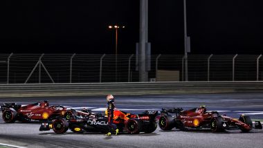 F1 2022, GP Bahrain: Sergio Perez (Red Bull) fermo in mezzo alla pista viene passato dalle due Ferrari dopo la bandiera a scacch