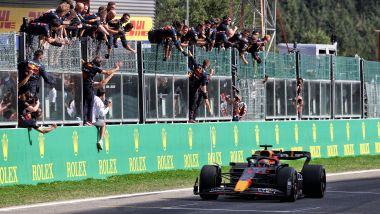 F1 2022, GP Belgio: i meccanici Red Bull festeggiano Max Verstappen