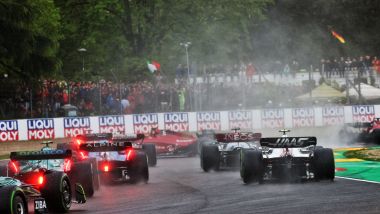 F1 2022, GP Emilia Romagna: la Ferrari di Sainz si gira in mezzo al gruppo