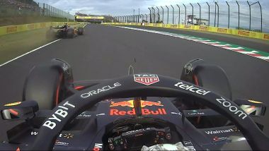 F1 2022, GP Giappone: Lando Norris evita Max Verstappen passando sull'erba