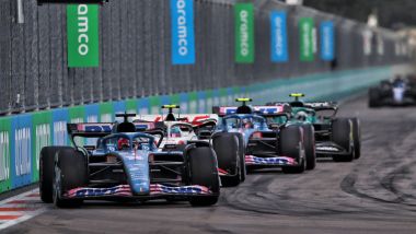 F1 2022, GP Miami: Fernando Alonso guida un trenino di vetture