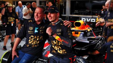 F1 2022: Jos e Max Verstappen festeggiano il titolo mondiale