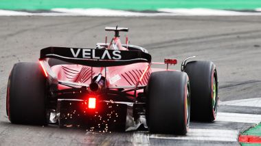 F1 2022: la Ferrari di Charles Leclerc affronta uno dei curvoni veloci della pista di Silverstone