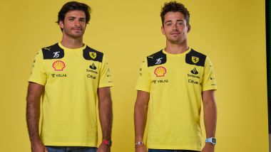 F1 2022: le nuove maglie giallo Modena della Ferrari, indossate da Charles Leclerc e Carlos Sainz