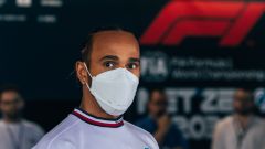 Lewis Hamilton spiega perché indossa ancora la mascherina