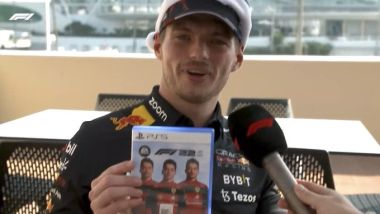 F1 2022: Max Verstappen (Red Bull) scarta il suo regalo da parte di Charles Leclerc (Ferrari) | Foto: Youtube @Formula1