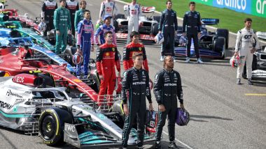 F1 2022, test Bahrain: George Russell e Lewis Hamilton (Mercedes) alla foto di gruppo scattata giovedì mattina