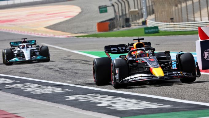F1 2022, test Bahrain: Max Verstappen (Red Bull) precede la Mercedes