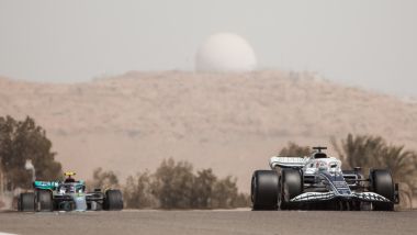 F1 2022, test Bahrain: Pierre Gasly (AlphaTauri) precede Lewis Hamilton (Mercedes)
