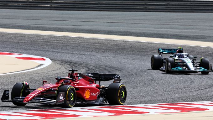 F1 2022, test Bahrain: Pierre Gasly (Ferrari) seguito da una Mercedes
