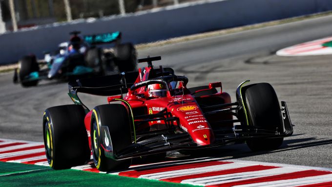 F1 2022, test Barcellona: Charles Leclerc (Ferrari) precede George Russell (Mercedes)