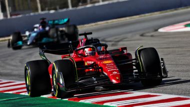 F1 2022, test Barcellona: Charles Leclerc (Ferrari) precede George Russell (Mercedes)
