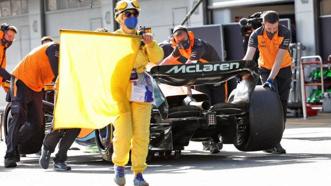 F1 2022, test Barcellona: Lando Norris (McLaren) dopo essersi fermato in pitlane