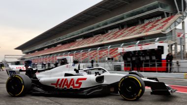 F1 2022, test Barcellona: Nikita Mazepin al volante della Haas con livrea bianca