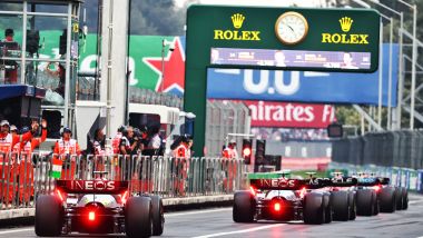 F1 2022: varie auto di Formula 1 in corsia dei box