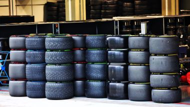 F1 2023: gomme Pirelli impilate nel paddock