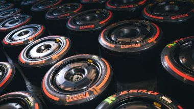 F1 2023: gomme Pirelli Soft nel paddock