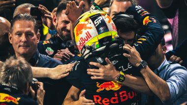 F1 2023, GP Arabia Saudita: Sergio Perez e sullo sfondo Jos Verstappen