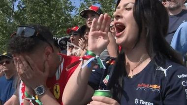 F1 2023, GP Azerbaijan: fanciulla che rutta il nome di Checo, il fidanzato si vergogna