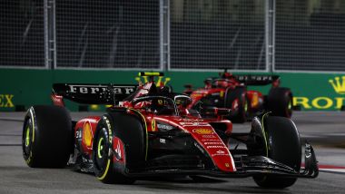 F1 2023, GP Singapore: Carlos Sainz precede Charles Leclerc