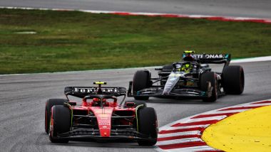 F1 2023, GP Spagna: Carlos Sainz inseguito da Lewis Hamilton