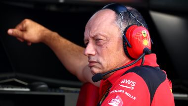 F1 2023: il team principal Frederic Vasseur al muretto Ferrari
