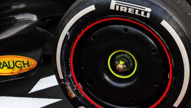 F1 2023: una gomma Pirelli P Zero Hard sulla Red Bull di Max Verstappen