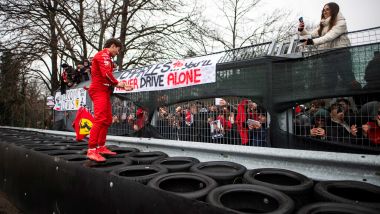 F1 2025: Charles Leclerc saluta i tifosi Ferrari a Fiorano | Foto: Scuderia Ferrari