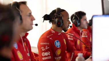 F1 2025: Lewis Hamilton al lavoro con gli ingegneri | Foto: Scuderia Ferrari