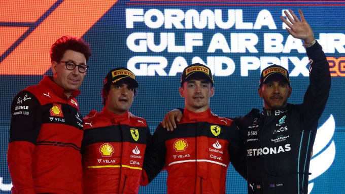 F1 Bahrain 2022, Sakhir: Mattia Binotto, Charles Leclerc, Carlos Sainz (Ferrari) e Lewis Hamilton (Mercedes)