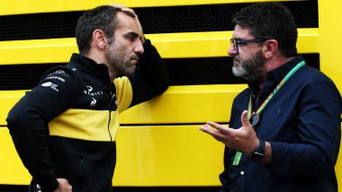 F1: Cyril Abiteboul (Renault) a colloquio con Luis Garcia Abad, manager di Fernando Alonso