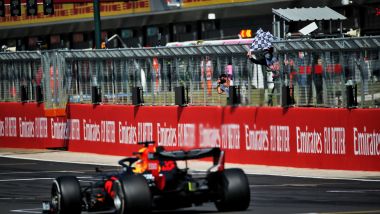 F1, GP 70° anniversario: Max Verstappen (Red Bull) taglia il traguardo da vincitore