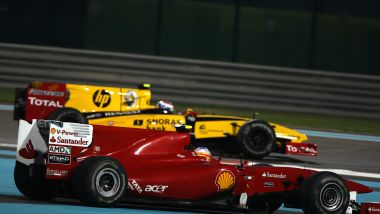 F1 GP Abu Dhabi 2010, Yas Marina: Fernando Alonso (Ferrari) con Vitaly Petrov (Renault)
