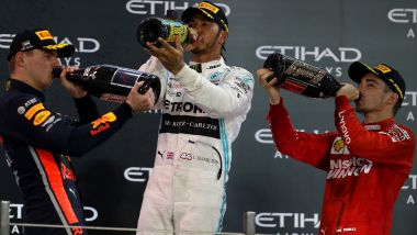 F1, GP Abu Dhabi 2019: festa sul podio per Max Verstappen (Red Bull), Lewis Hamilton (Mercedes) e Charles Leclerc (Ferrari)