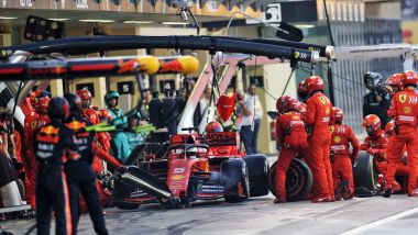 F1, GP Abu Dhabi 2019: Sebastian Vettel (Ferrari) durante il primo pit-stop