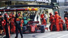 Meccanico senza guanto al pit stop di Vettel