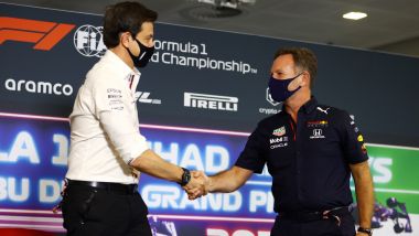 F1, GP Abu Dhabi 2021: la stretta di mano tra Toto Wolff e Chris Horner