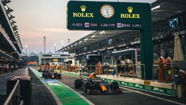 F1, GP Abu Dhabi 2021: le due Red Bull escono dalla corsia box nella decisiva Q3