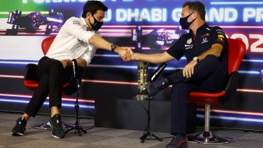 F1, GP Abu Dhabi 2021: stretta di mano tra Toto Wolff e Chris Horner davanti al trofeo per il campione del mondo
