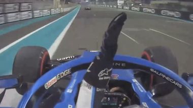 F1 GP Abu Dhabi 2021, Yas Marina: Fernando Alonso (Alpine) si lamenta con Daniel Ricciardo (McLaren)