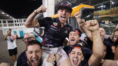 F1 GP Abu Dhabi 2021, Yas Marina: i festeggiamenti di Max Verstappen (Red Bull Racing) dopo la vittoria