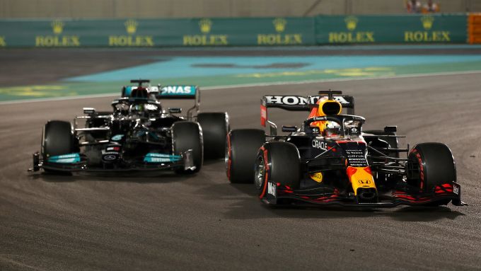 F1 GP Abu Dhabi 2021, Yas Marina: il sorpasso decisivo di Verstappen (Red Bull) su Hamilton (Mercedes)