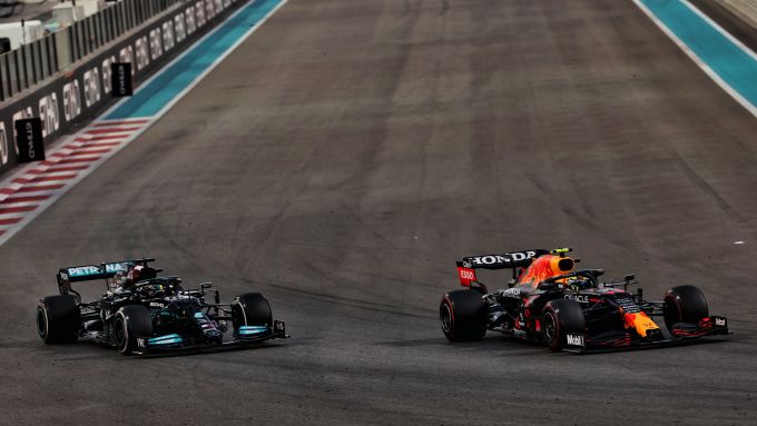 F1 GP Abu Dhabi 2021, Yas Marina: la lotta tra Lewis Hamilton (Mercedes) e Sergio Perez (Red Bull)
