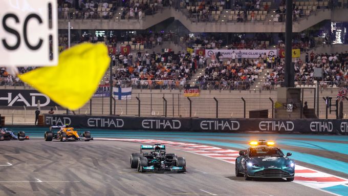 F1 GP Abu Dhabi 2021, Yas Marina: Lewis Hamilton (Mercedes AMG F1) dietro la Safety Car