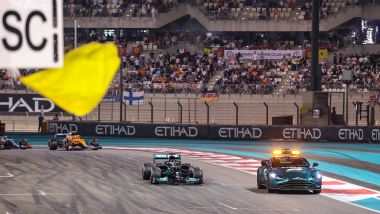 F1 GP Abu Dhabi 2021, Yas Marina: Lewis Hamilton (Mercedes) dietro la Safety Car