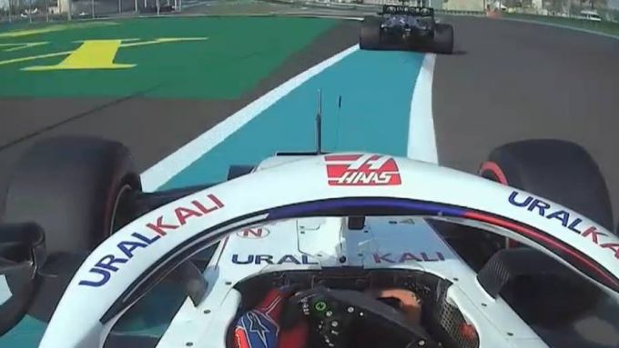 F1 GP Abu Dhabi 2021, Yas Marina: Lewis Hamilton (Mercedes) ostacola Nikita Mazepin (Haas)
