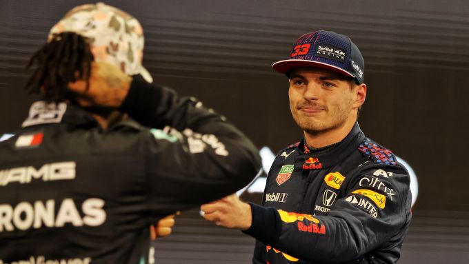 F1 GP Abu Dhabi 2021, Yas Marina: Max Verstappen (Red Bull) saluta Lewis Hamilton (Mercedes)