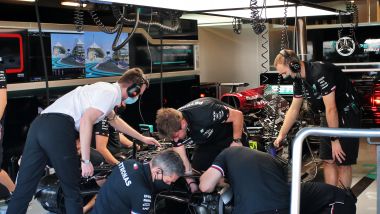 F1 GP Abu Dhabi 2021, Yas Marina: meccanici Mercedes al lavoro sull'auto di Lewis Hamilton