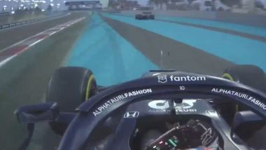 F1 GP Abu Dhabi 2021, Yas Marina: Pierre Gasly (AlphaTauri) ostacolato da Sebastian Vettel (Aston Martin)