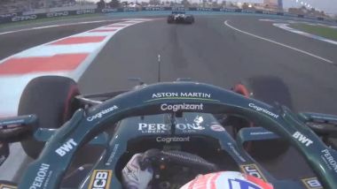 F1 GP Abu Dhabi 2021, Yas Marina: Sebastian Vettel (Aston Martin) ostacolato da Esteban Ocon (Alpine)